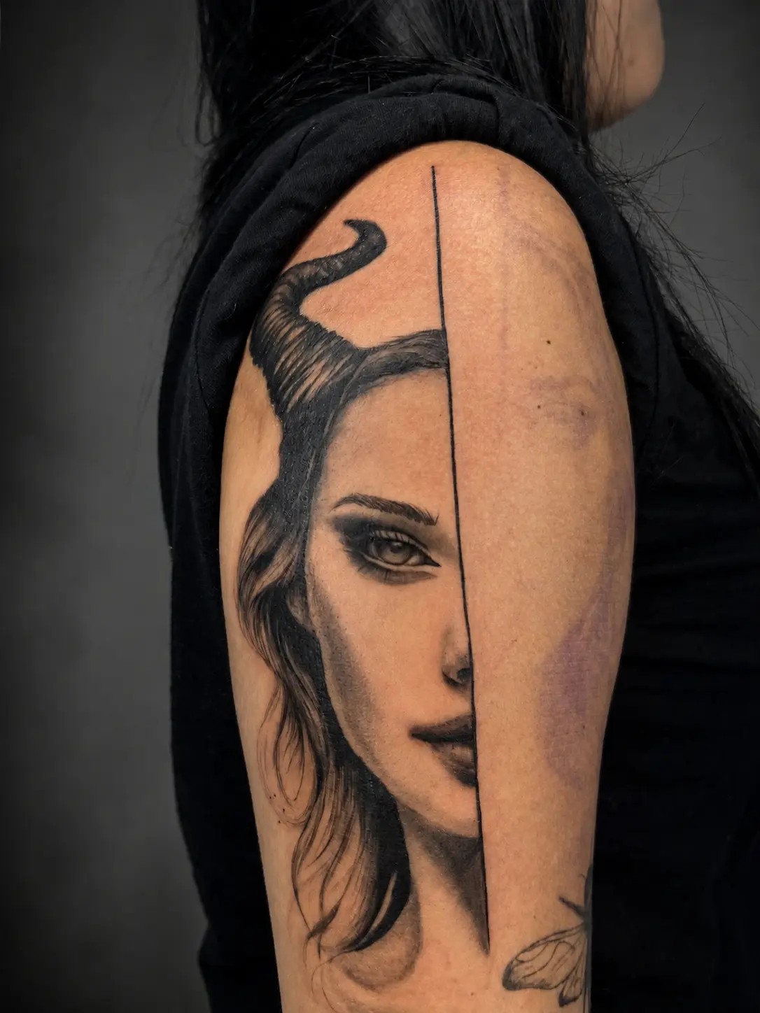 Tatuagem realista de mulher com chifres no braço