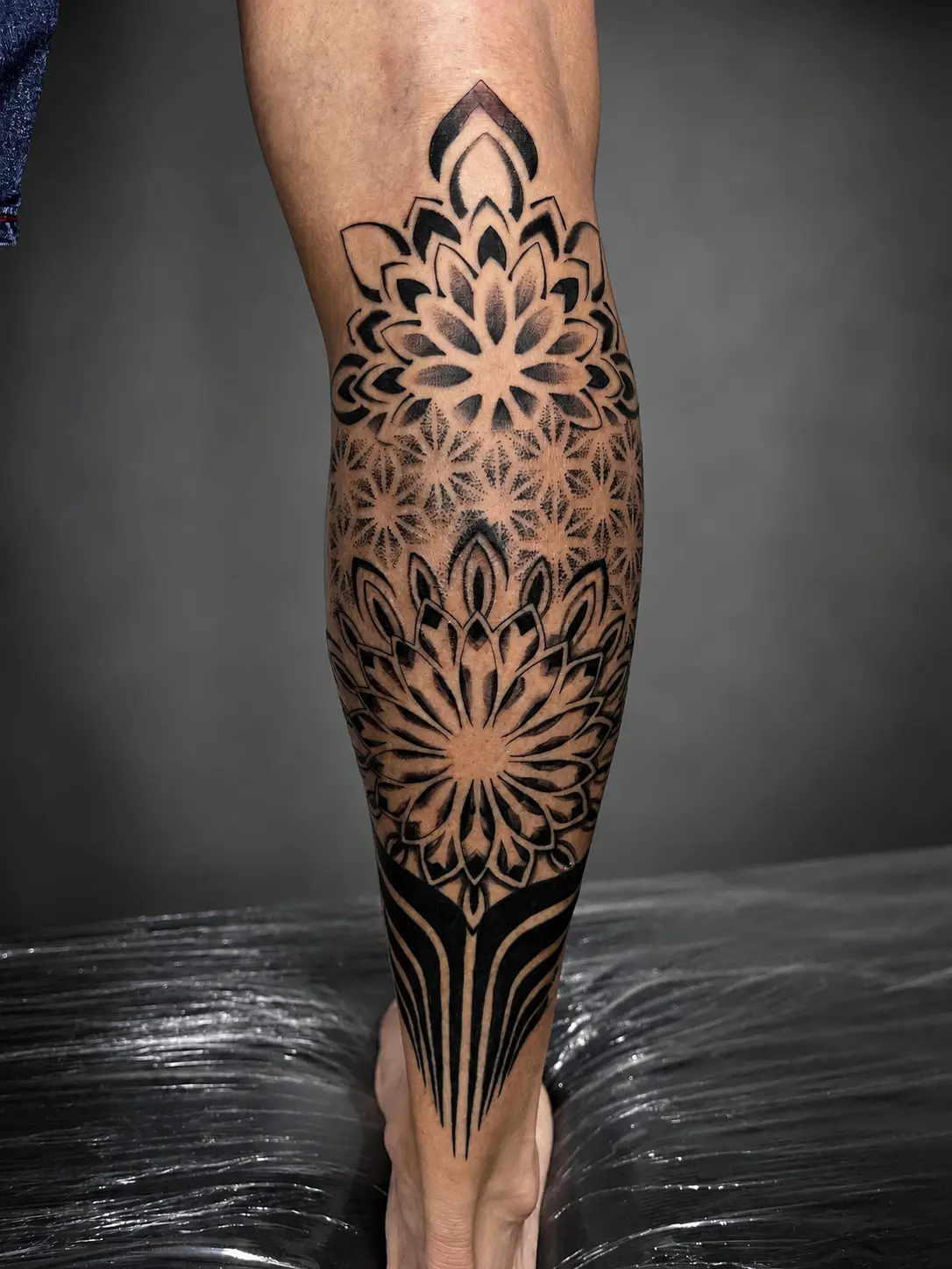 Tatuagem de mandala geométrica na perna